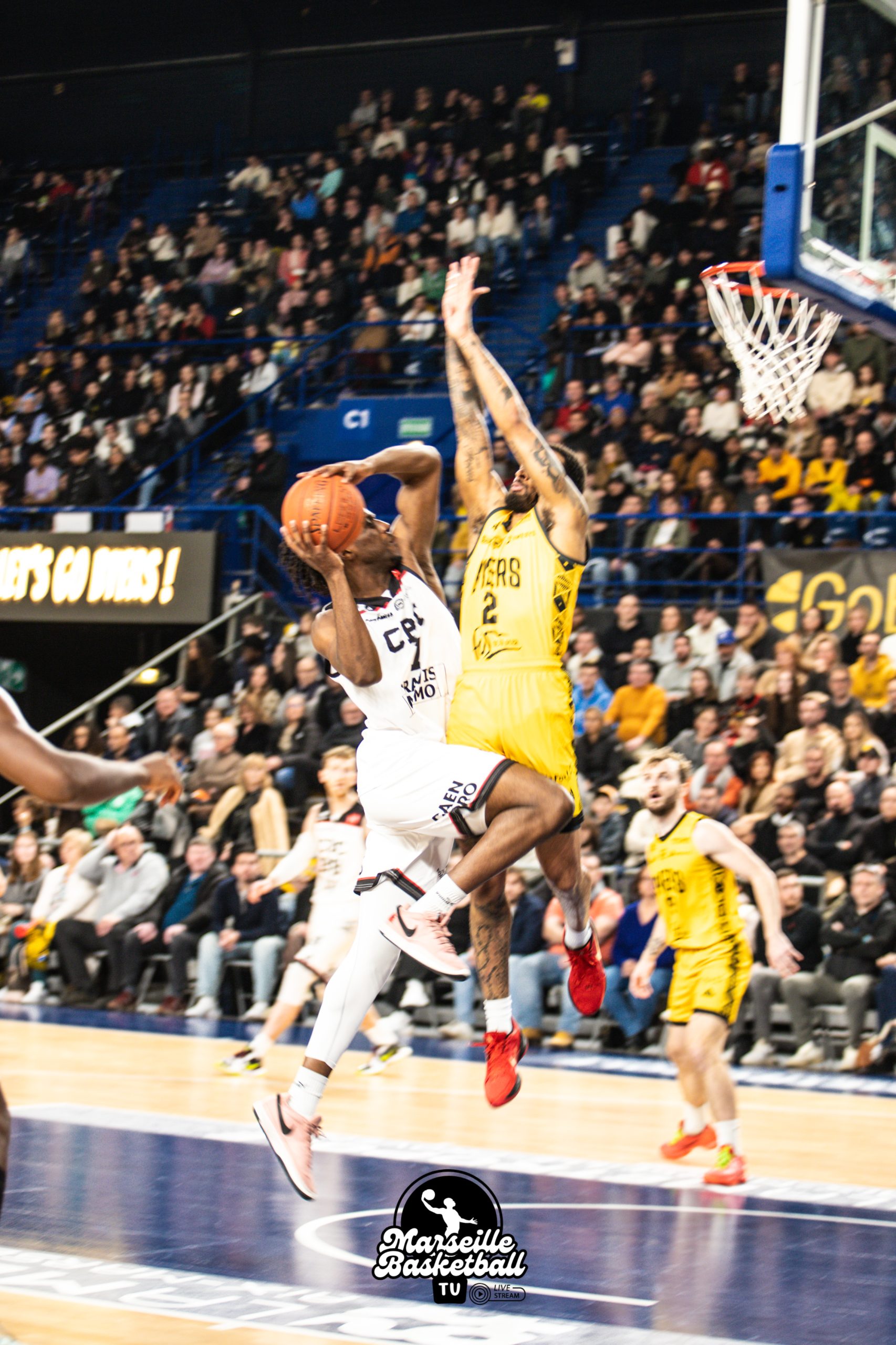 Le 27 décembre 2024, Fos Provence Basket a terminé l’année sur une défaite à domicile au Palais des Sports de Marseille face à Caen, 75-84, malgré une belle résistance tout au long de la rencontre. Avec un effectif déjà réduit, l’équipe de Rémi Giuitta a souffert, notamment dans le dernier quart-temps où les Normands ont pris le dessus.