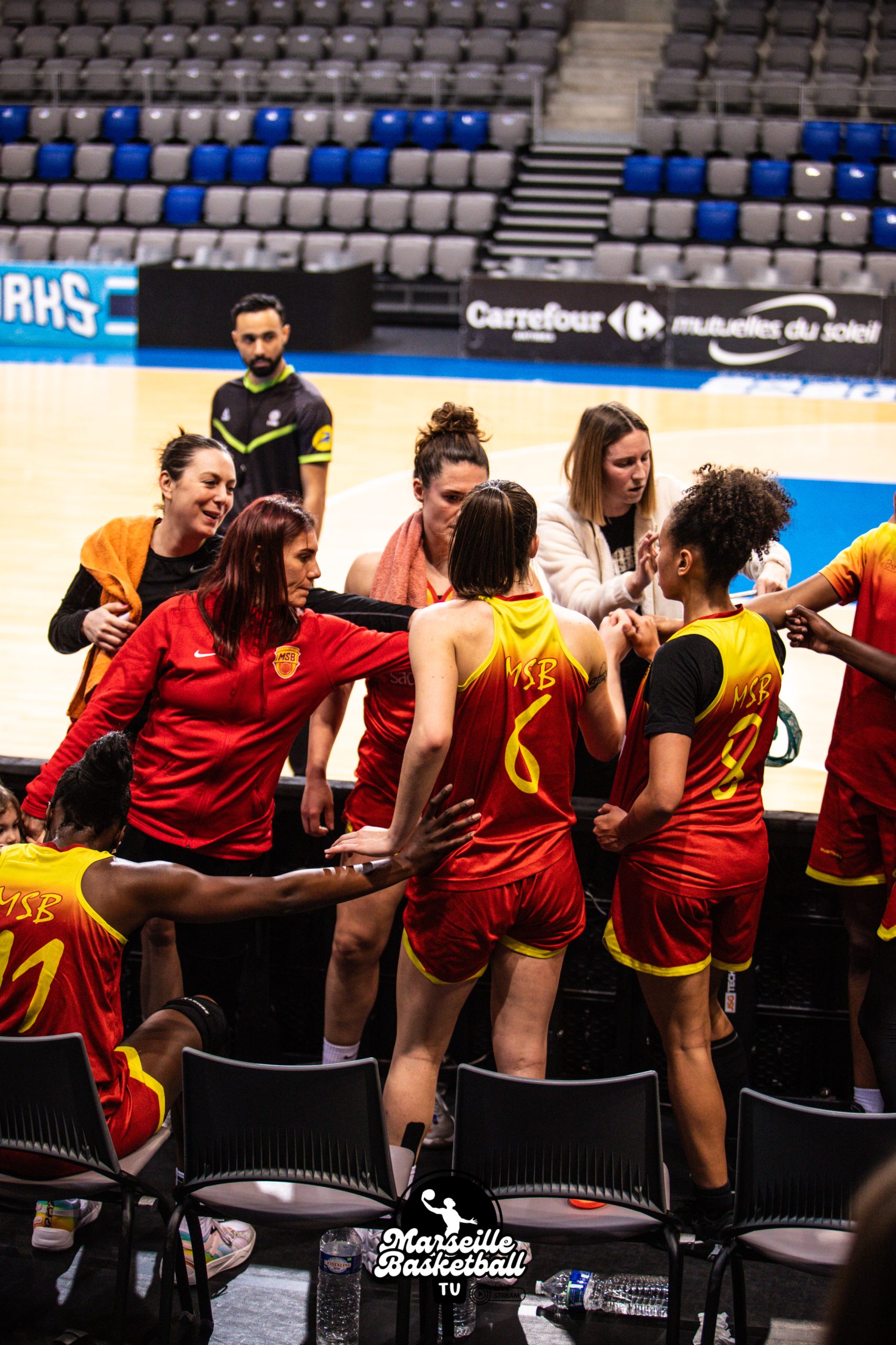 📸 Match du Trophée Féminin de Coupe de France entre l’Olympique Antibes Basket (NF3) et Martigues Sport Basket (NF1) à l’Azur Arena. Une rencontre intense où Martigues, après un départ difficile, a su revenir et s’imposer 63-55 pour se qualifier en quart de finale. 🔥🏀