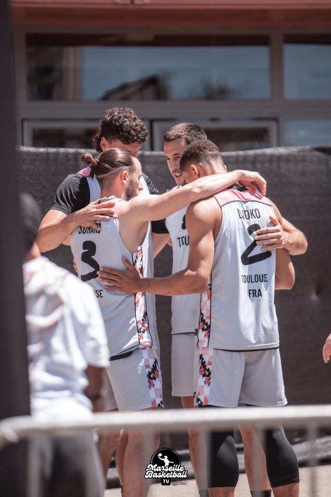 L'équipe de 3x3 Toulouse rassemblée après leur défaite en quart de finale du FIBA 3x3 World Tour