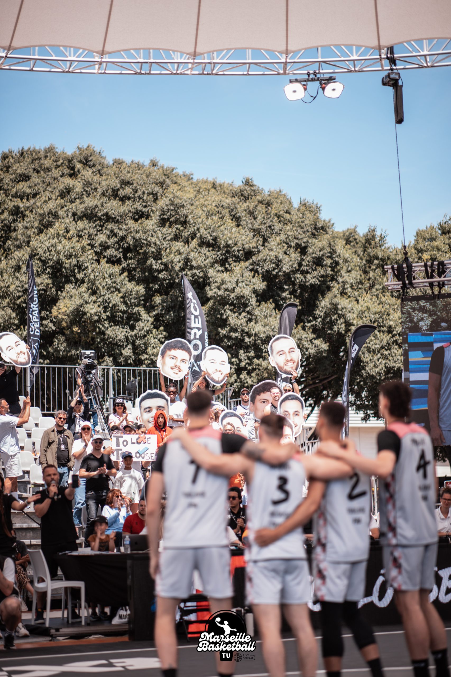 Tribunes pleines et ambiance électrique autour du terrain central du Marseille 3x3 Festival 2025 au Parc Chanot.