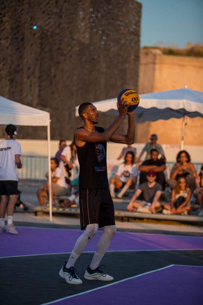 Steven de l'équipe Butterflies au lancer franc lors du tournou S4 Festival 