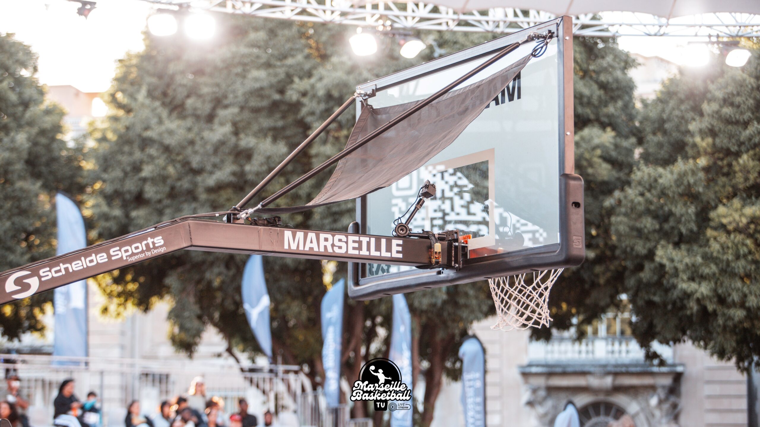 Panneau de basket avec l'inscription Marseille lors du 3XFestival à Marseille en mai 2025