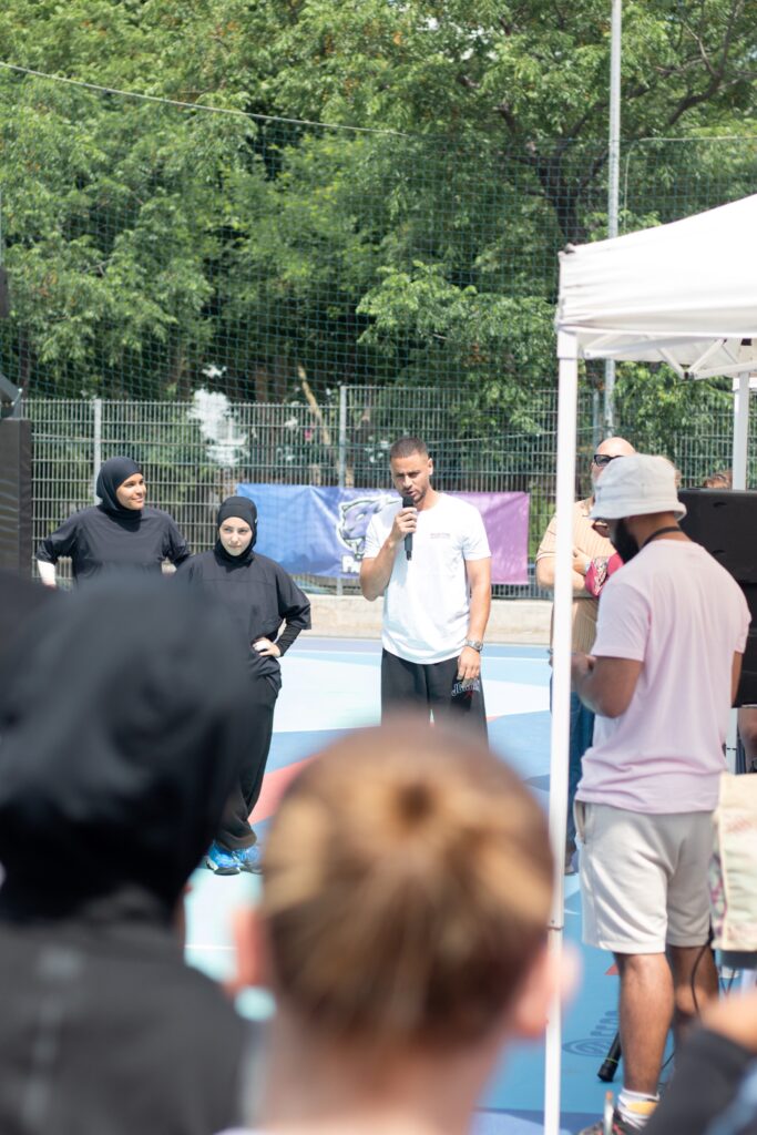 Le président de Marseille Pathers au micro qui tente de développer malgré les freins au développement basket Marseille