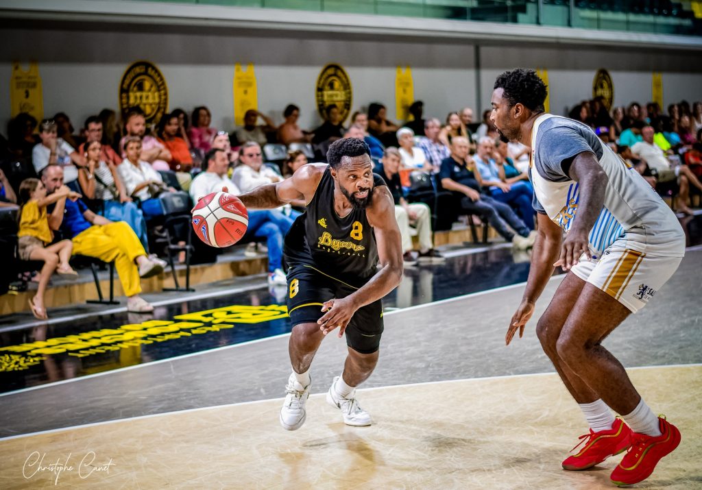 le joueur de fos attaque le panier lors du byers tournament