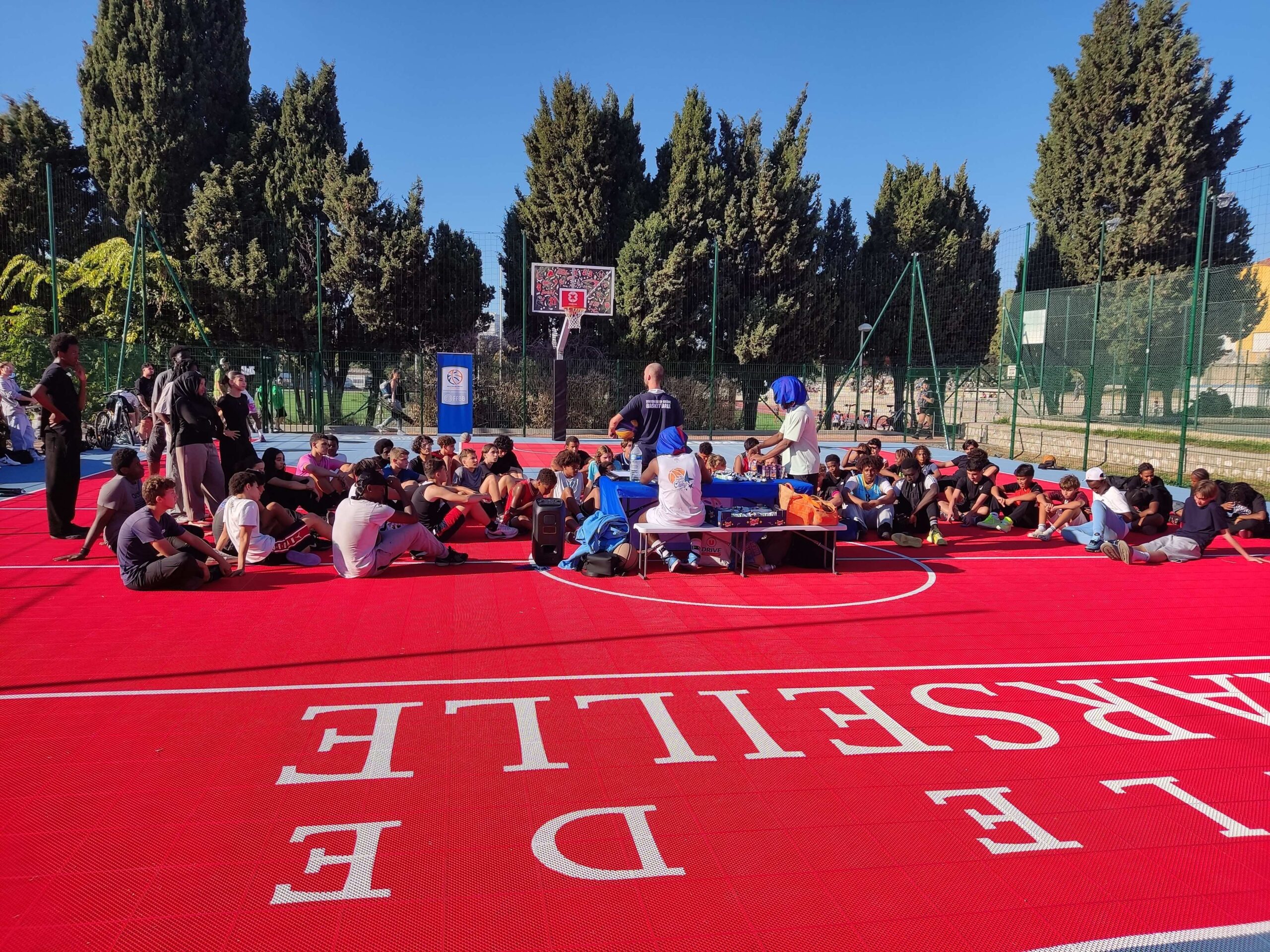 Les jeunes à l'écoute lors du Massilia 3x3 Tour à Jean Bouin